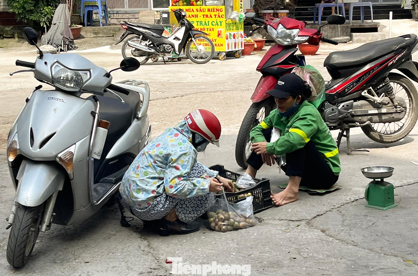Người mua, người bán sẵn sàng mặc cả ngay dưới lòng đường.