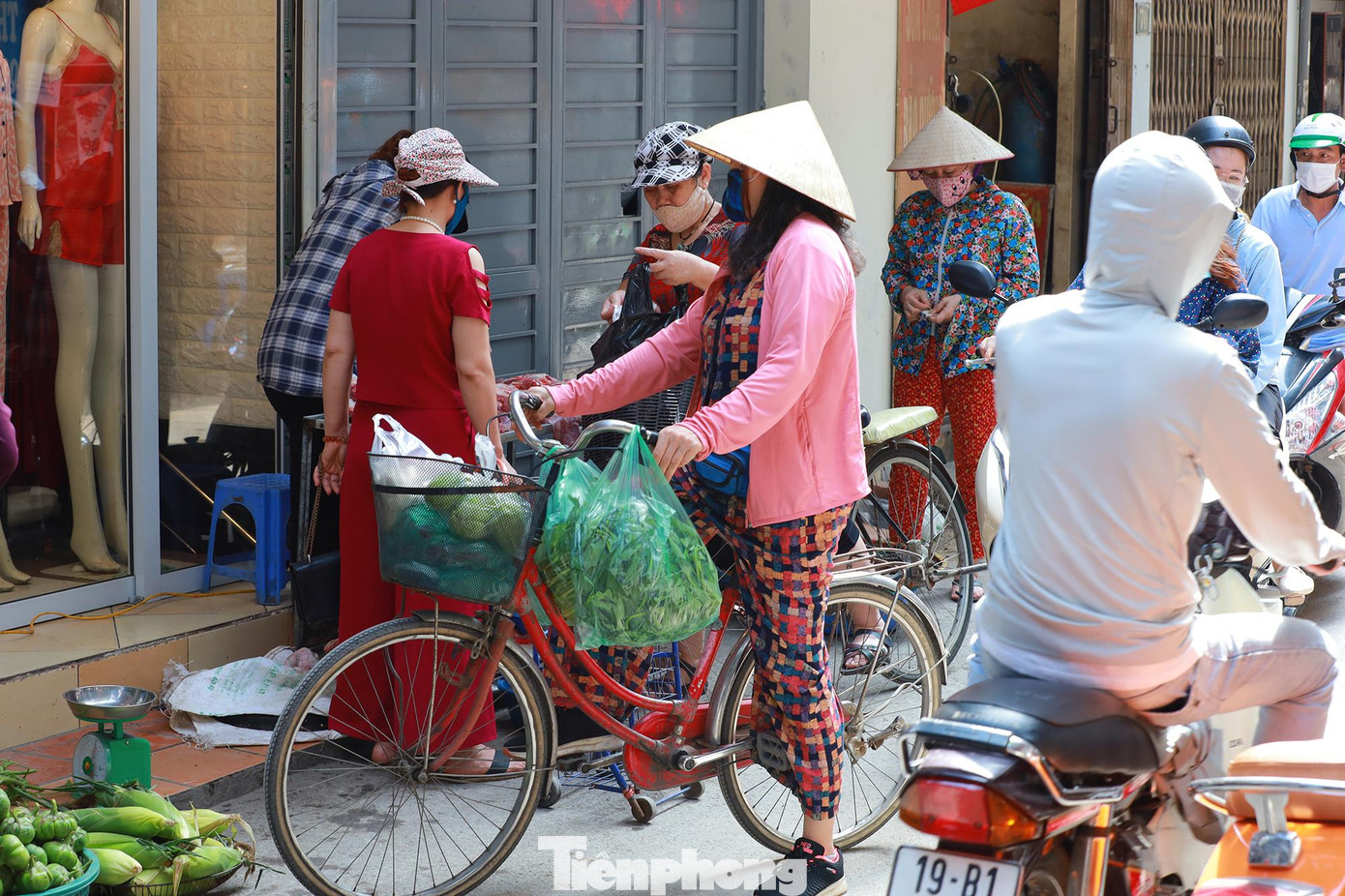 Tại ngõ phố Trung Kính cũng tồn tại tình trạng người dân tranh thủ bày bán ngay lòng đường sau khi vắng bóng lực lượng chức năng.