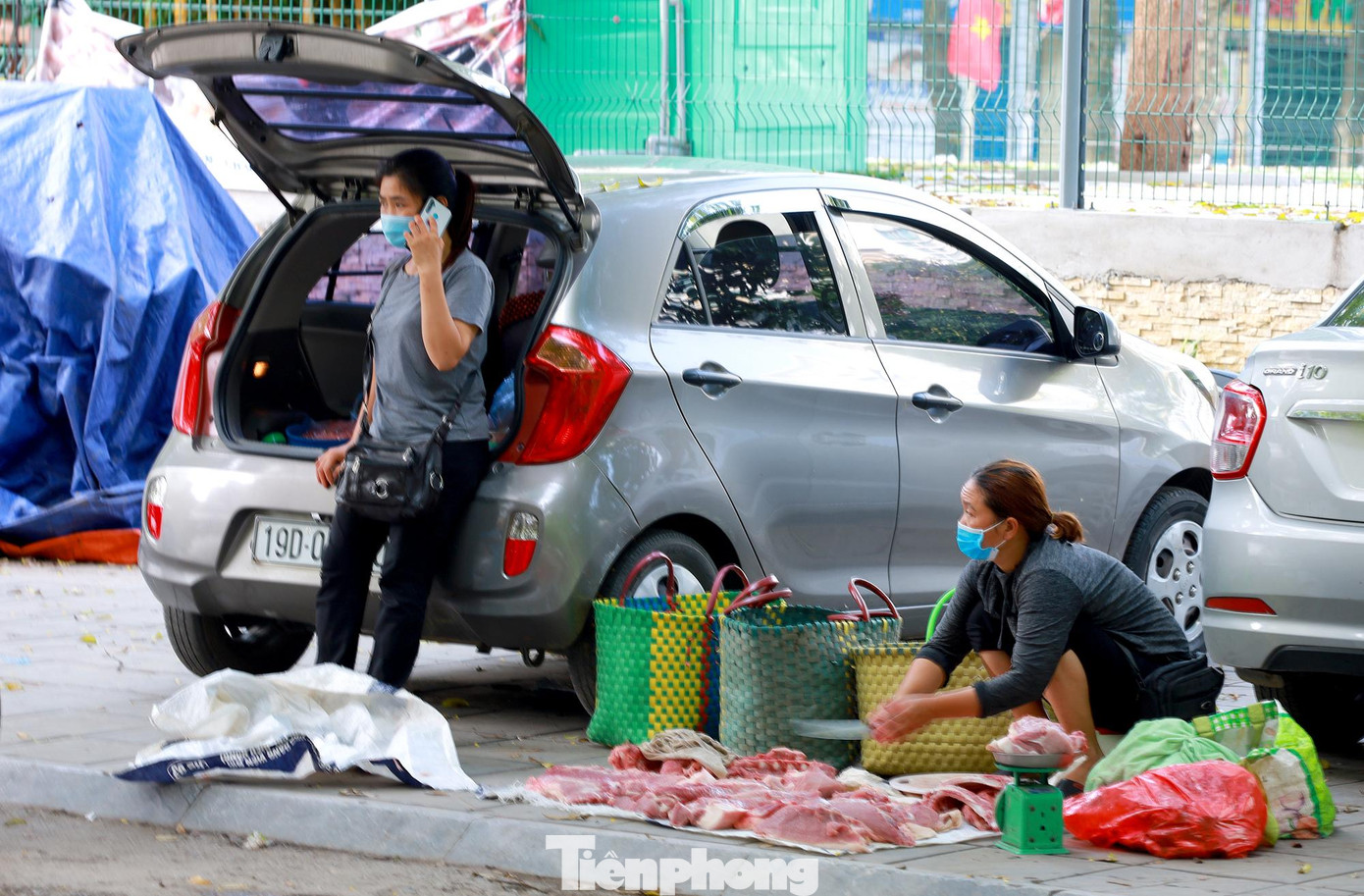Các hoạt động mua bán của người dân vi phạm quy định về phòng dịch COVID-19 theo chỉ đạo của thành phố.