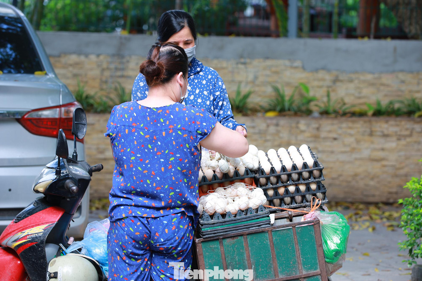 Tại chợ cóc trên phố Nguyễn Xuân Linh (quận Cầu Giấy), sau khi lực lượng chức năng nhắc nhở và rút đi, người dân lại tràn ra vỉa hè buôn bán.