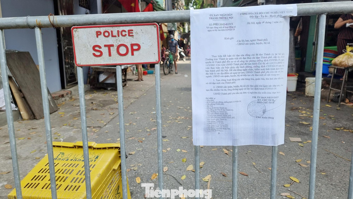 Tại khu chợ Hồng Mai (quận Hai Bà Trưng), lực lượng chức năng đã rào chắn, dán thông báo cấm họp chợ tạm, chợ cóc.