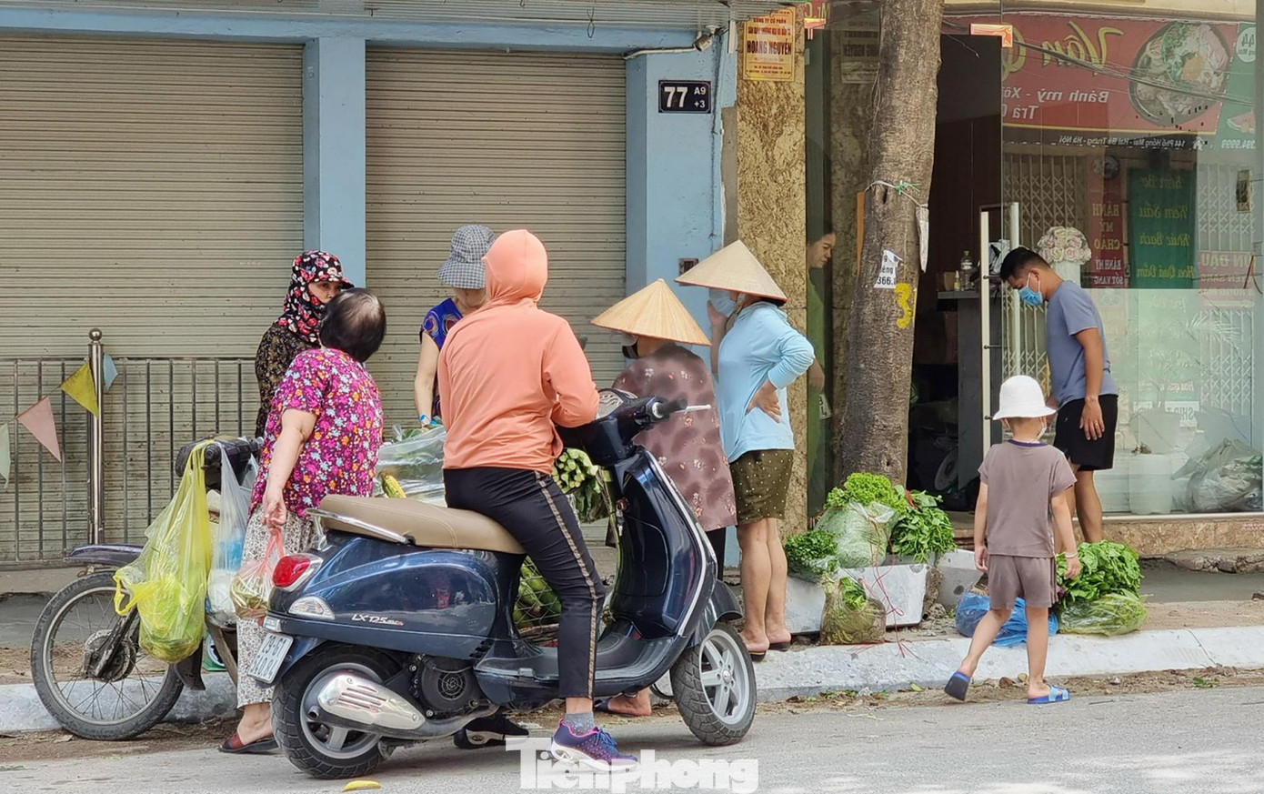 Việc buôn bán tự phát thường không đảm bảo khoảng cách an toàn phòng, chống dịch bệnh COVID-19.