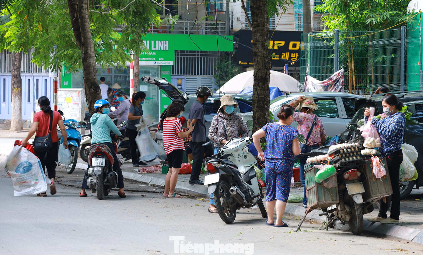 Ghi nhận của PV sáng 13/5, nhiều chợ cóc, chợ tạm trên địa bàn Hà Nội vẫn tấp nập người bán, người mua.