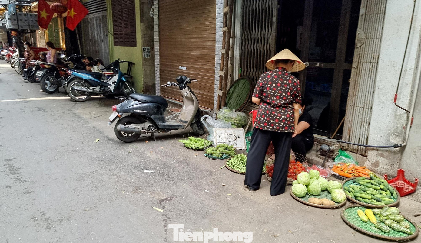 Tuy nhiên đi sâu vào trong ngõ phố Hồng Mai, tình trạng các hộ kinh doanh tự ý bày bán lấn chiếm lòng đường tiếp tục tái diễn.