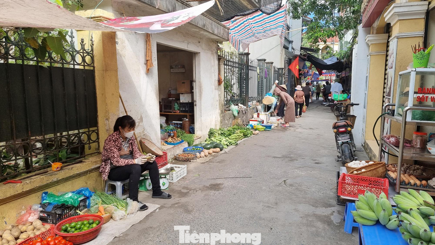 Tiểu thương bày biện hàng hóa bán ngay dưới lòng đường.
