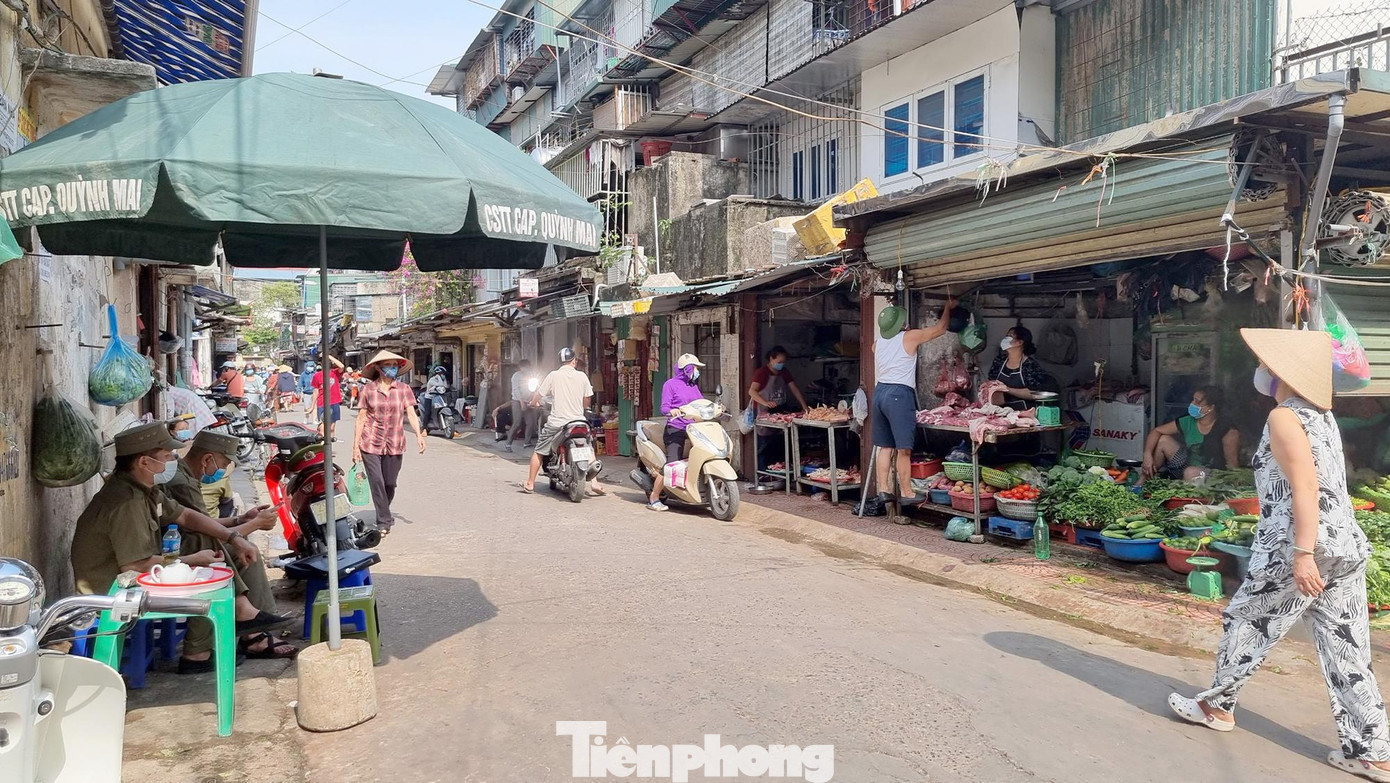 Lực lượng chức năng cũng chốt tại ngay đầu chợ để giám sát việc thực hiện của các tiểu thương.