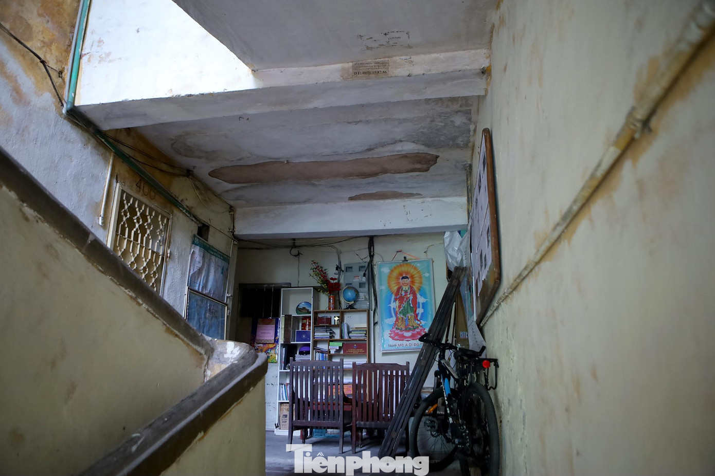 Toà G6A Thành Công được các cơ quan chức năng đánh giá ở mức độ D - mức độ nguy hiểm nhất cần di dời khẩn trương. Khu hành lang chung xuất hiện nhiều mảng vữa đã rơi bong tróc, nứt toác.