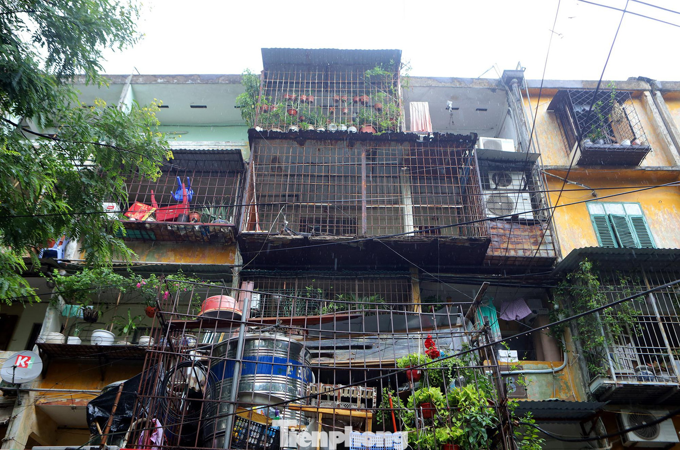 Các chuồng cọp được cơi nới rất nhiều, người dân tận dụng các tấm tôn vá víu để che mưa, che nắng tiềm ẩn nhiều nguy cơ nguy hiểm nhất là mùa mưa bão sắp đến.