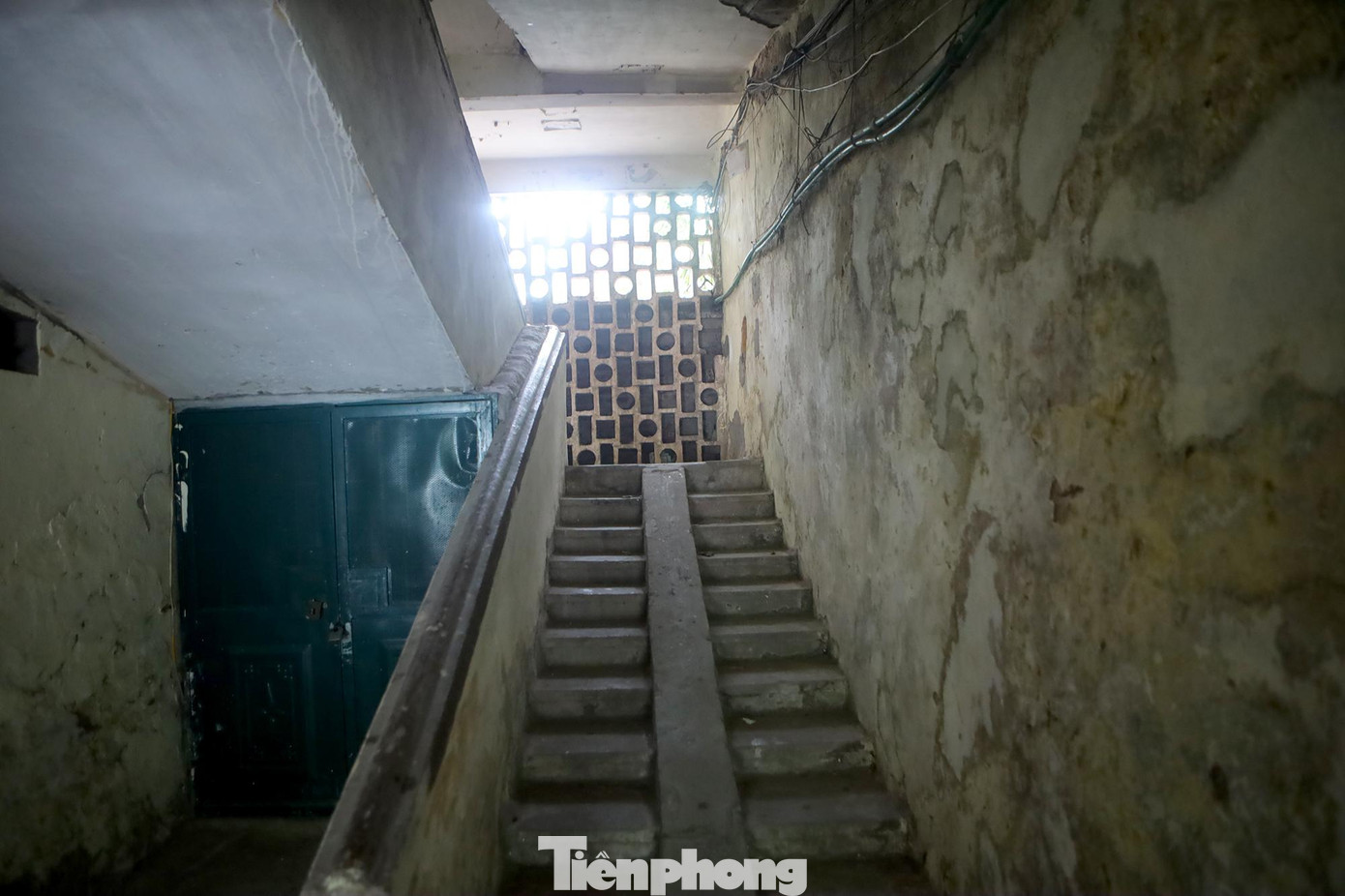 Các mảng tường đã xuống cấp trầm trọng, những mảng vữa dày mốc meo có thể rơi xuống bất kỳ lúc nào.