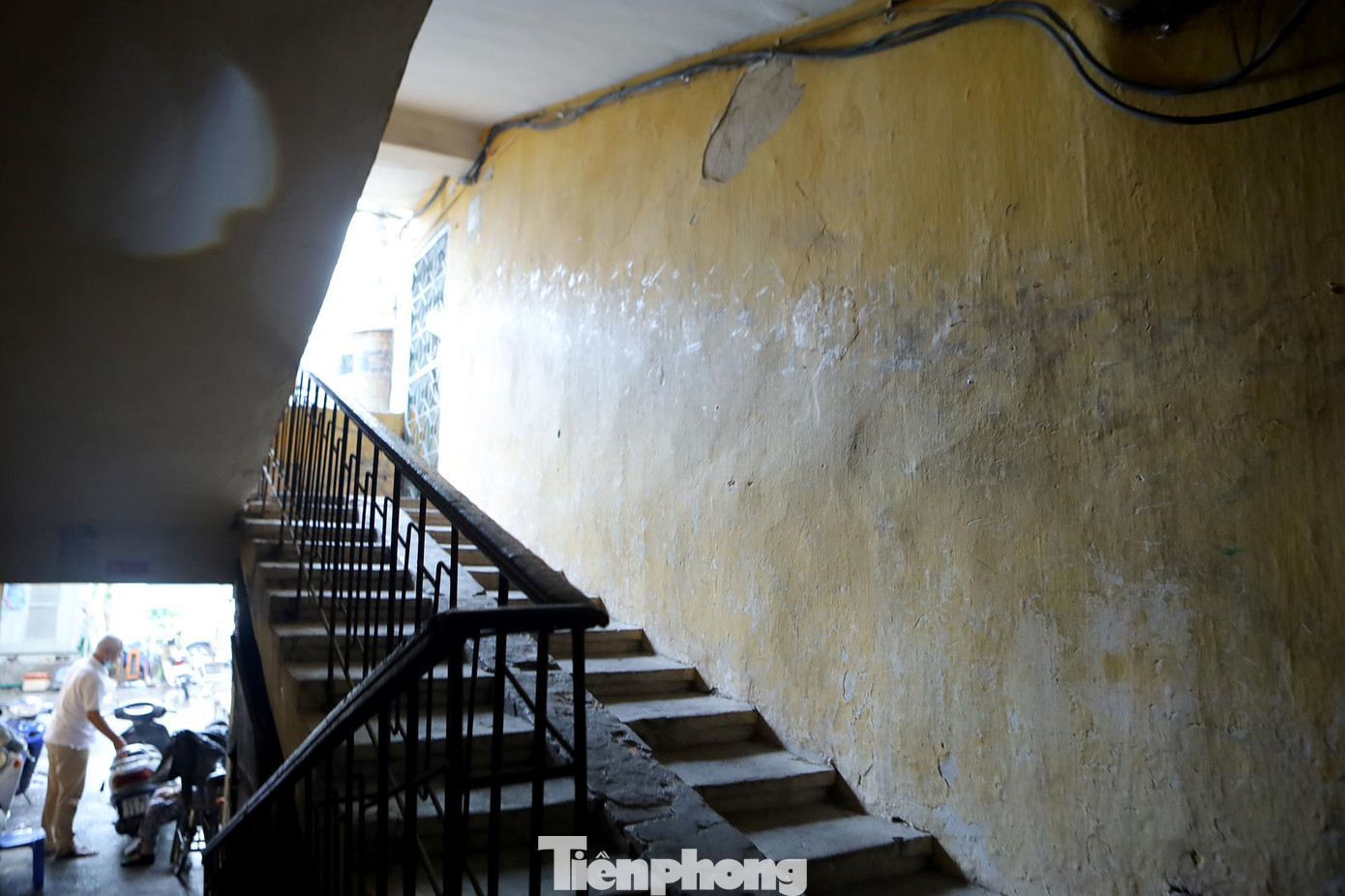 Công tác cải tạo, xây dựng mới các chung cư cũ đã được Hà Nội triển khai từ lâu, song đến nay vẫn gặp nhiều khó khăn khi chỉ 1% trong tổng số 1.500 chung cư, tập thể cũ được cải tạo sau 20 năm thực hiện kế hoạch.