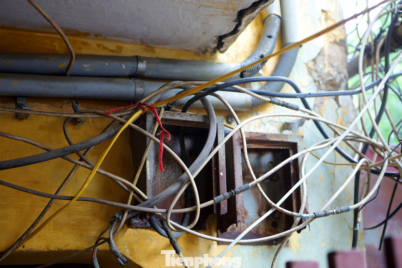 Dây điện chằng chịt tiềm ẩn nguy cơ cháy, nổ cao.