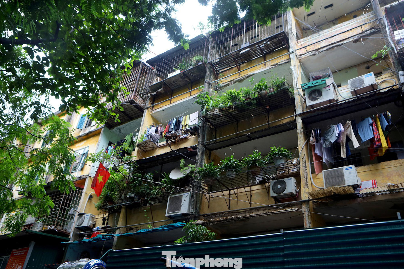 UBND phường Giảng Võ cũng đã treo biển thông báo: "Đề nghị người dân khẩn trường di dời khỏi đơn nguyên 3 (nguy hiểm cấp độ D với khu nhà C8 tập thể Giảng Võ) để đảm bảo an toàn tính mạng. Nghiêm cấm các hoạt động kinh doanh, cho thuê, cho mượn để ở tại đây".