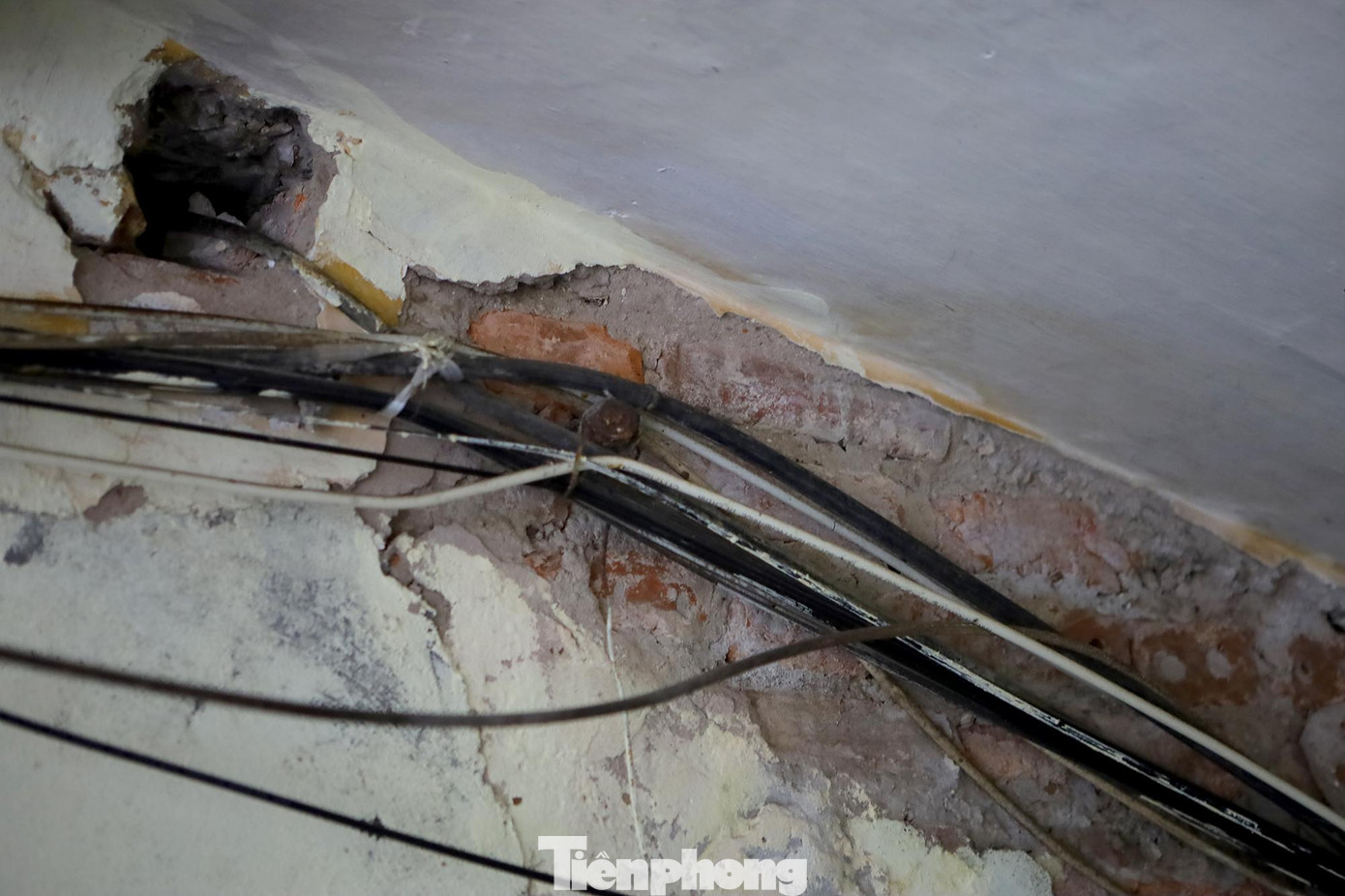 Mỗi khi mùa mưa bão đến người dân lại sống trong cảnh nơm nớp lo sợ do nhà dột nát.