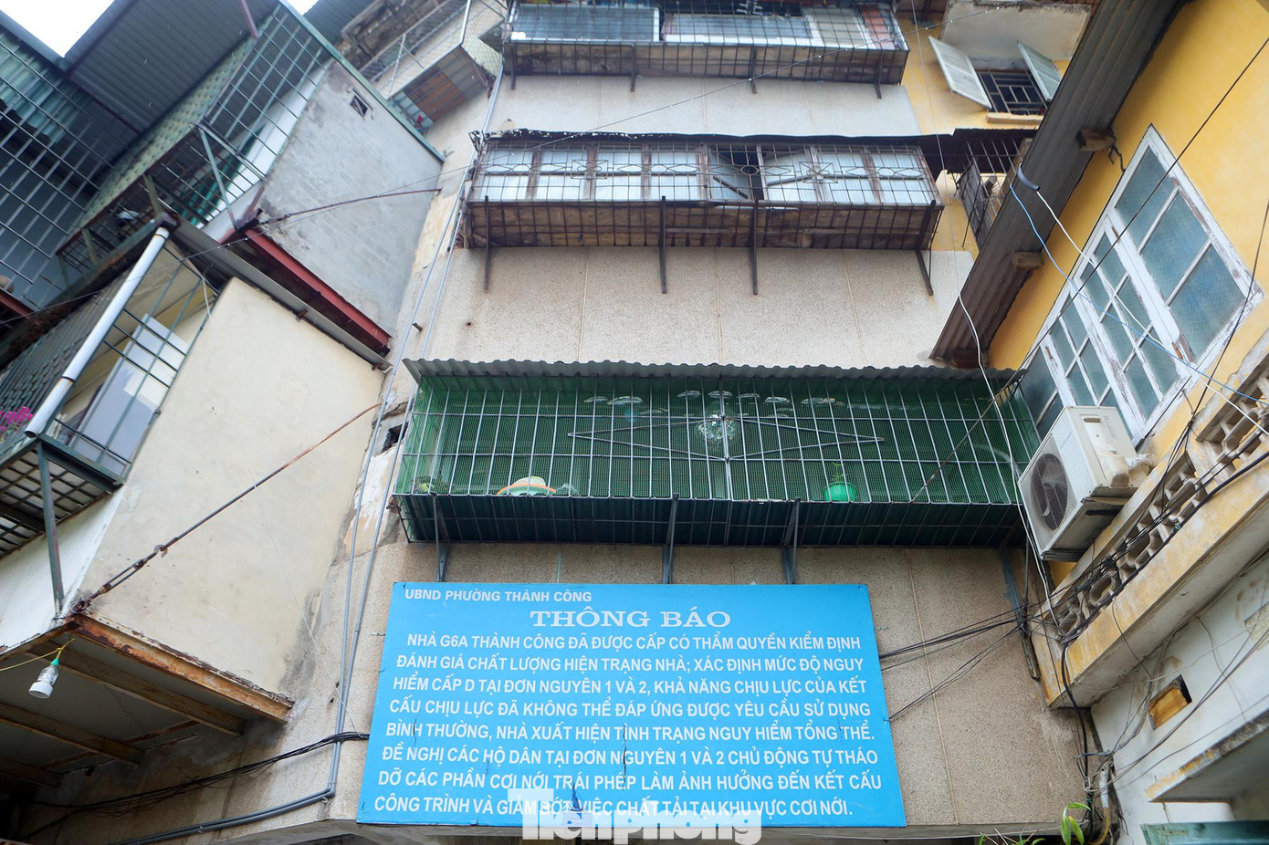 Theo số liệu thống kê của sở Xây dựng Hà Nội, hiện trên địa bàn thành phố có khoảng 1.500 chung cư cũ có quy mô từ 2 đến 5 tầng, chủ yếu được xây dựng từ năm 1960 đến cuối những năm 1990, ngoài ra còn một số nhà được xây dựng từ trước năm 1954 cần di dời.