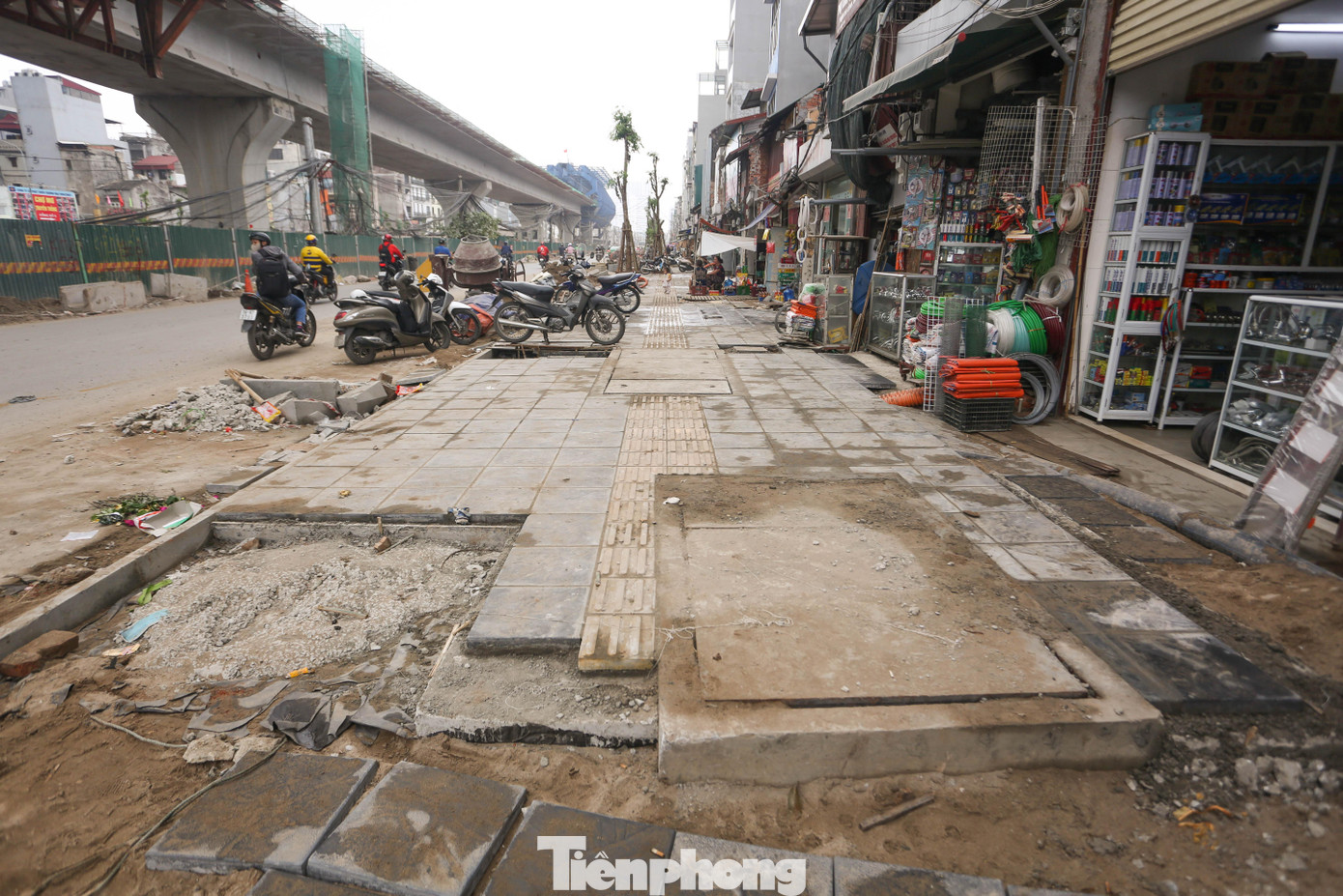 Hiện tại, đơn vị thi công đang trồng cây xanh, lắp đặt hệ thống chiếu sáng, lát đá vỉa hè hai bên.