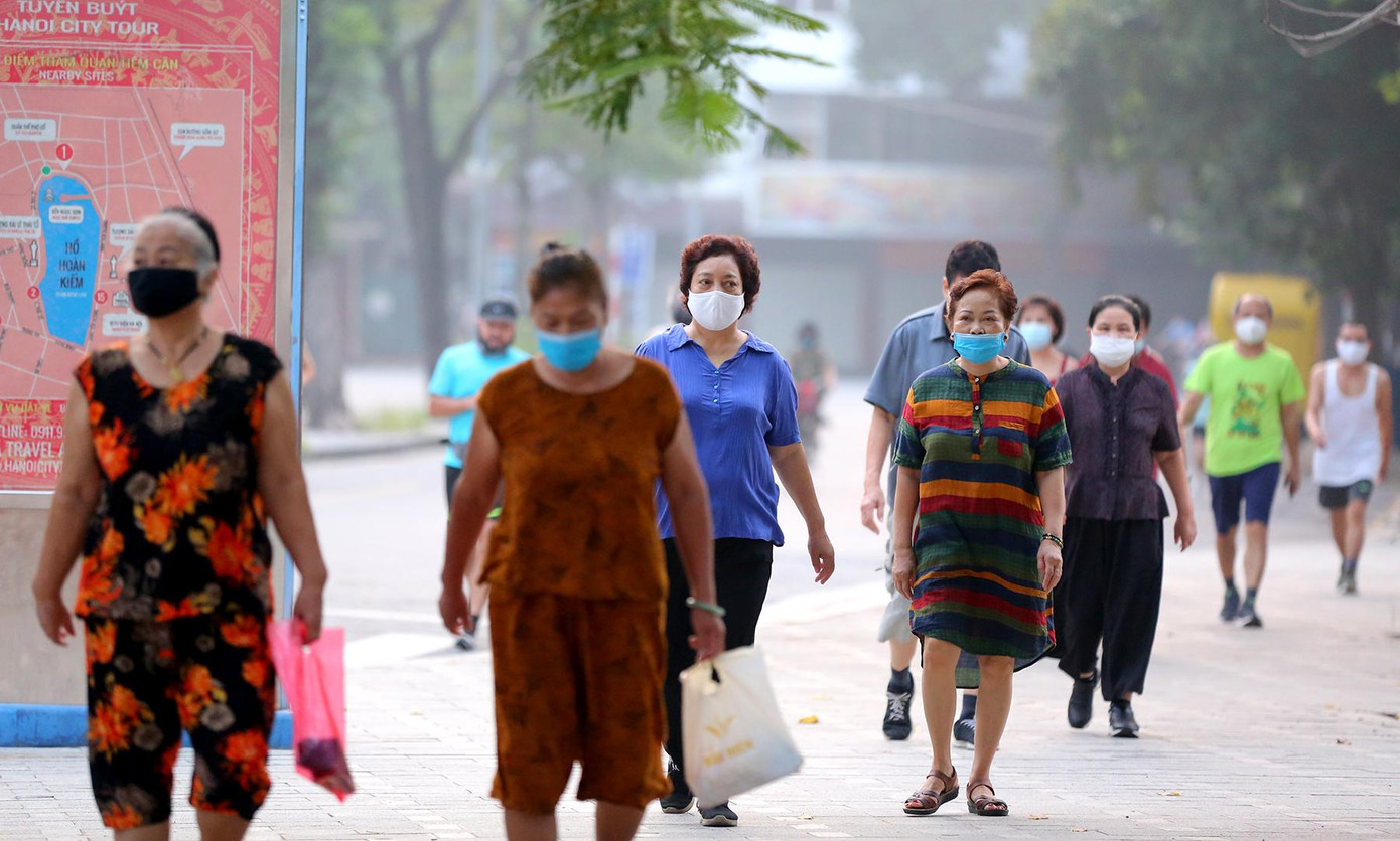 Người dân tuân thủ đeo khẩu trang khi tập thể dục.