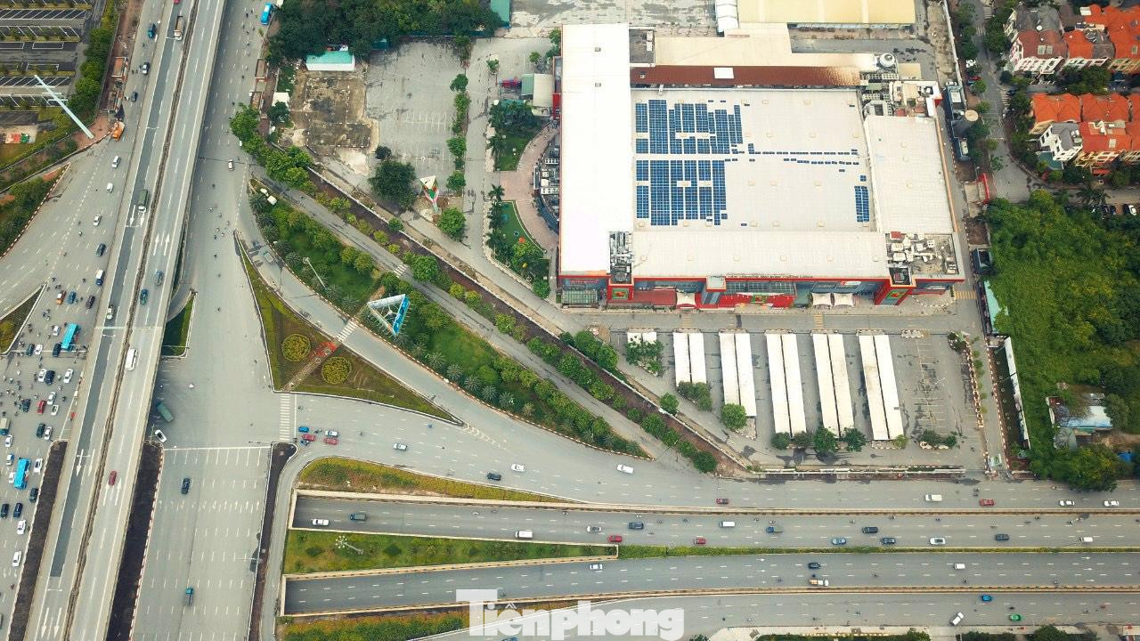 Từ tối ngày 24/5, trung tâm thương mại Big C Thăng Long (phường Trung Hoà, quận Cầu Giấy) đã tạm thời đóng cửa để phun khử khuẩn toàn bộ do có ca COVID-19 từng đến đây.