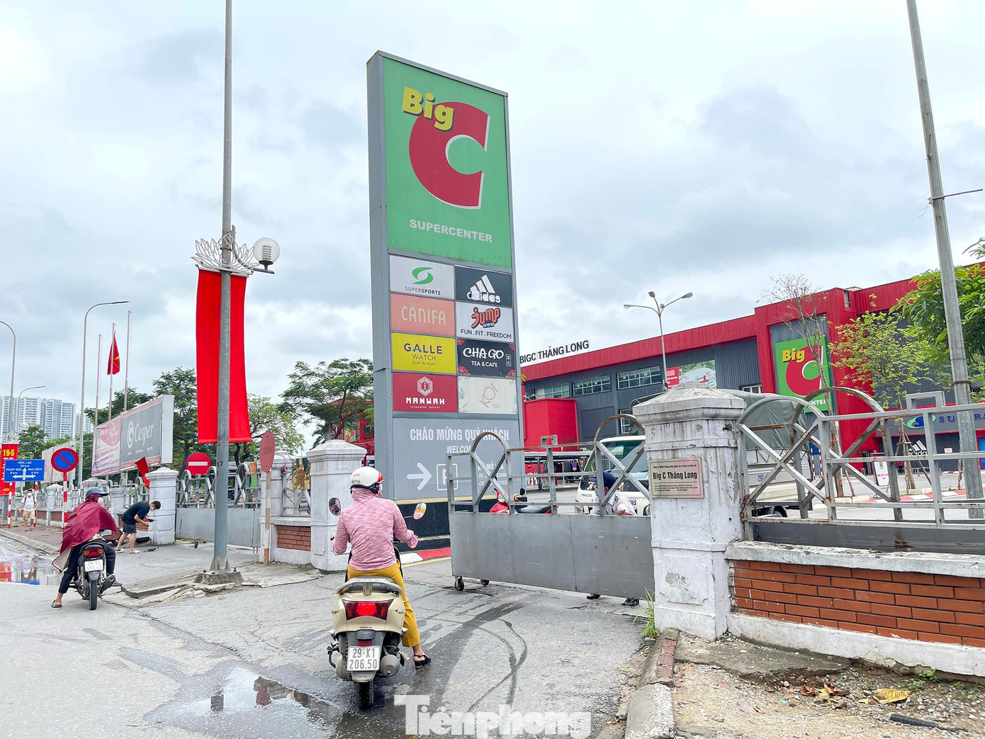 Một số người dân không nắm được thông tin siêu thị tạm dừng hoạt động để phòng, chống dịch nên vẫn có dự định đến mua sắm vào sáng hôm nay.