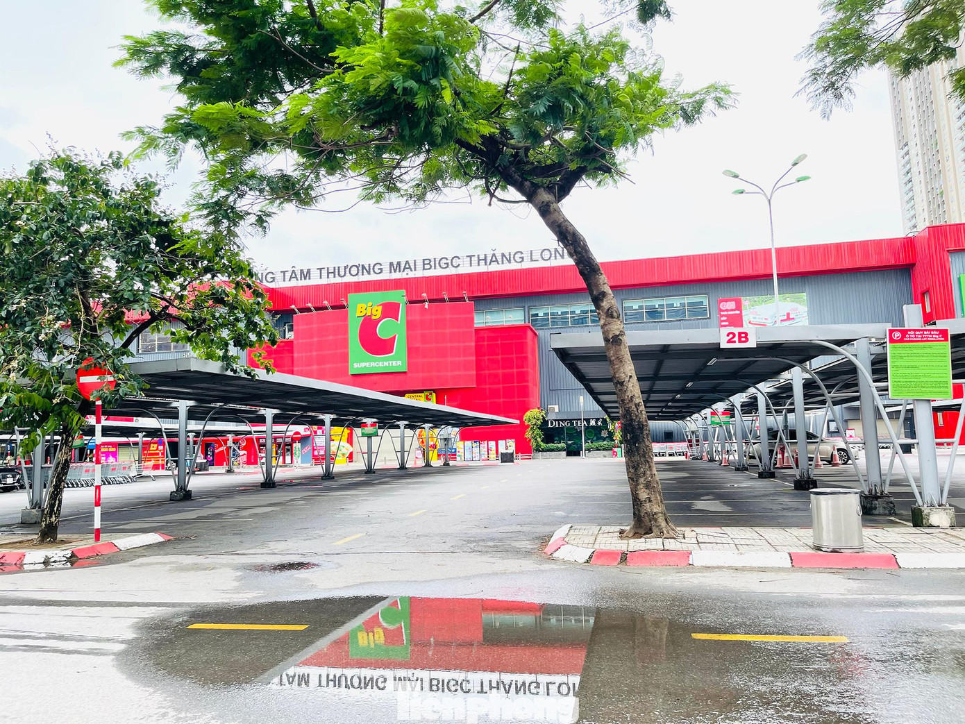 Bãi để xe trước cổng chính dẫn vào siêu thị trống trơn, trái ngược hoàn toàn với hình ảnh đông đúc, chật kín chỗ đỗ những ngày trước đây.