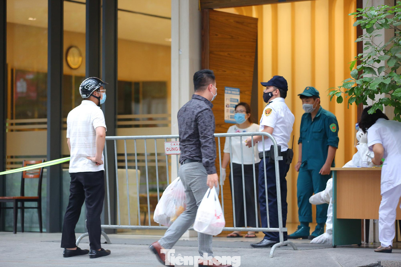 10h30 ngày 23/05/2021 W.T được lấy mẫu xét nghiệm sau 7 ngày theo dõi tại nhà. Ngày 24/05/2021 bệnh nhân có kết quả xét nghiệm dương tính do CDC Hà Nội thực hiện.