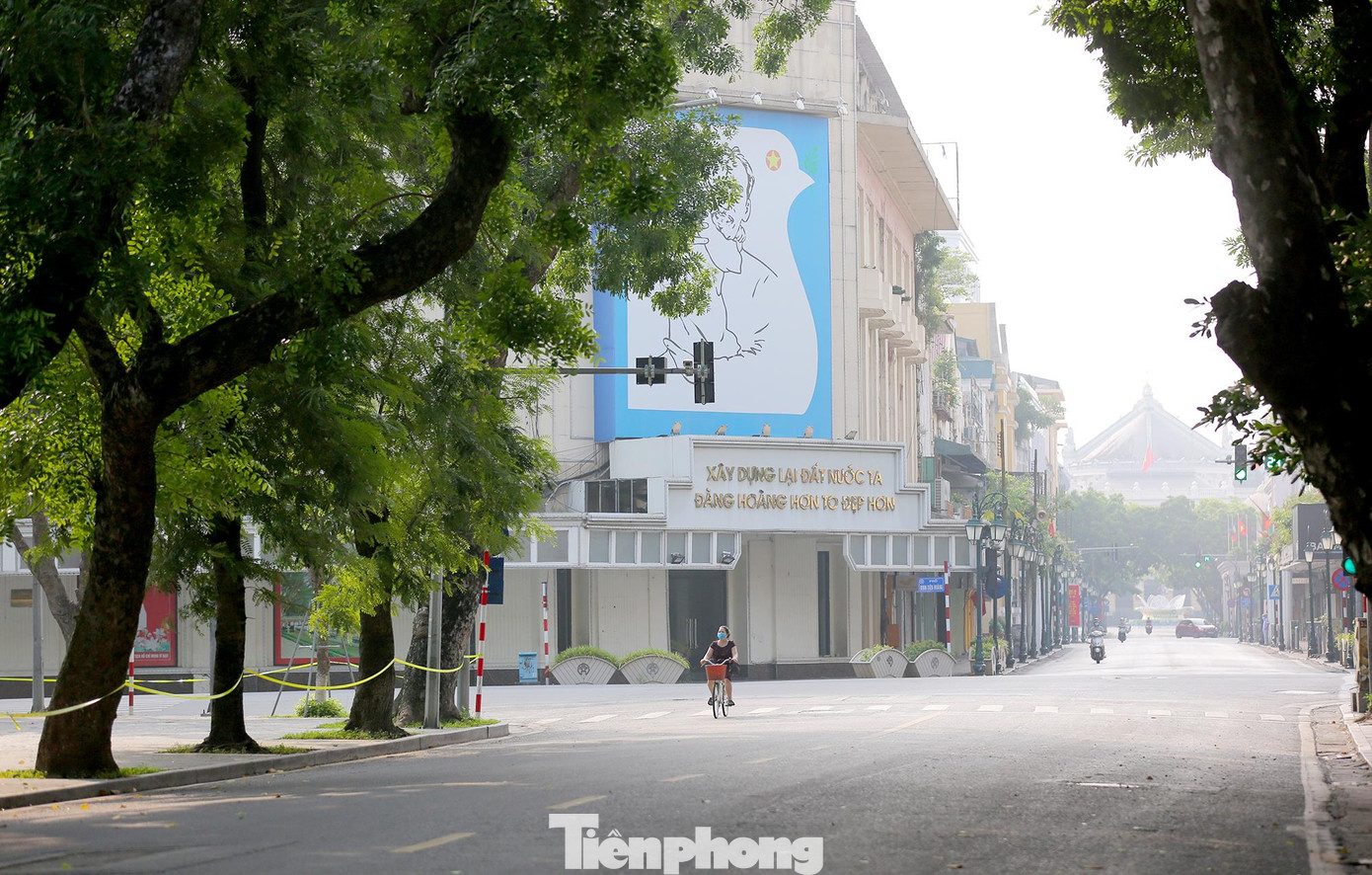 Phố Hàng Khay lác đác 1 vài người di chuyển, vắng hơn nhiều so với những ngày trước đây.