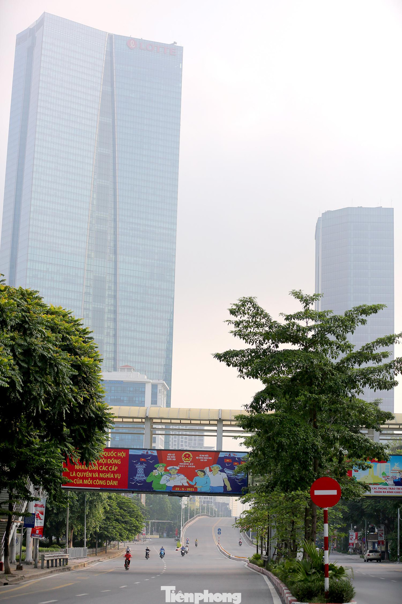 Chỉ thị 16 yêu cầu thực hiện nghiêm việc giữ khoảng cách tối thiểu 2m khi giao tiếp, không tập trung quá 2 người ngoài phạm vi công sở, trường học, bệnh viện và nơi công cộng.