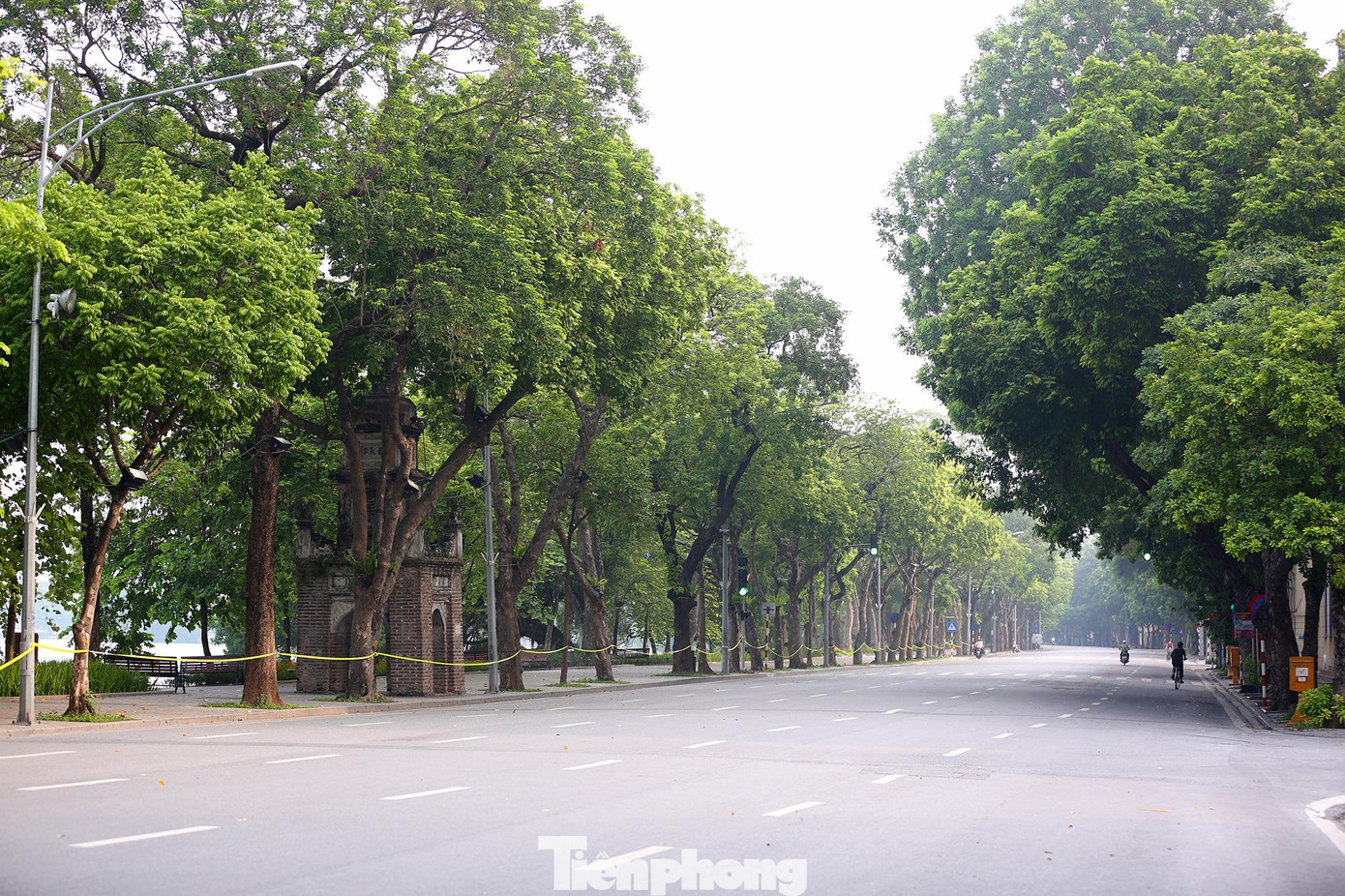 Phố Đinh Tiên Hoàng trong ngày thứ 2 thực hiện giãn cách xã hội vắng xe qua lại.