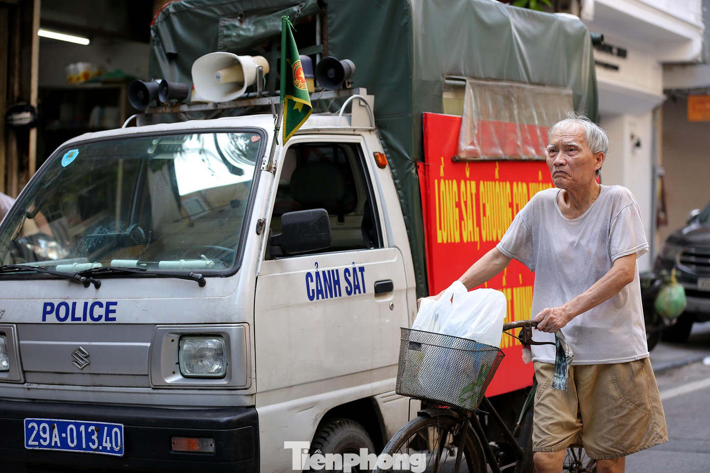 1 số người dân còn tâm lý chủ quan không đeo khẩu trang khi di chuyển trên đường.