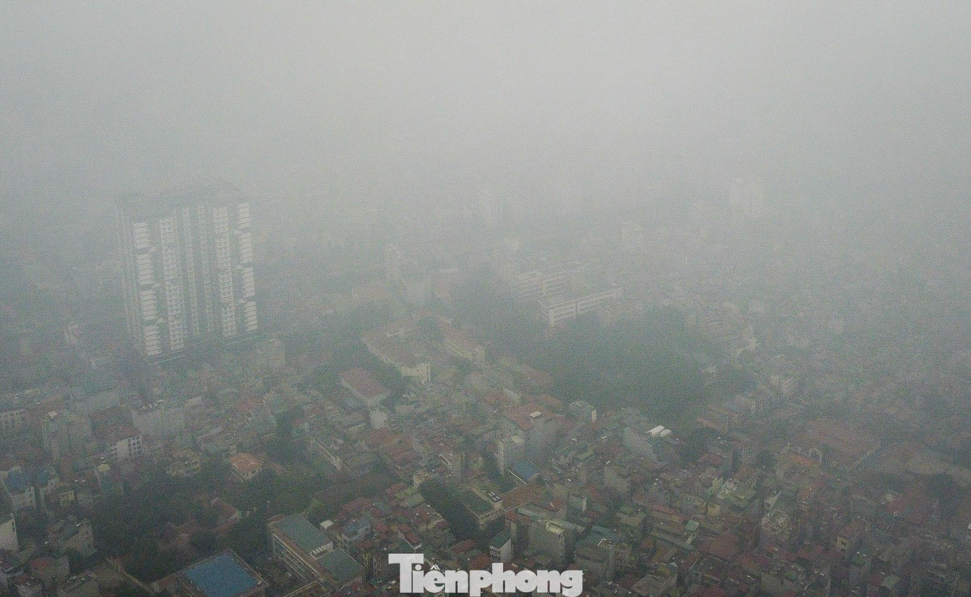 Hà Nội chìm trong lớp sương mù kèm bụi bẩn. Các tòa nhà cao tầng gần như "biến mất" trong lớp bụi mờ.