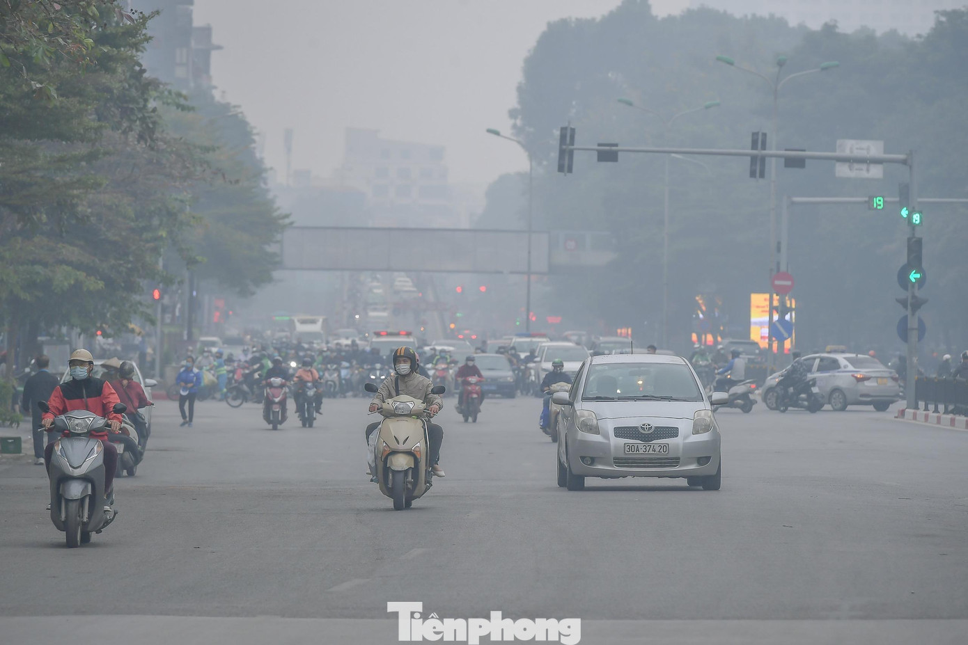 Các tuyến phố ở Thủ đô Hà Nội chìm trong lớp sương mù.