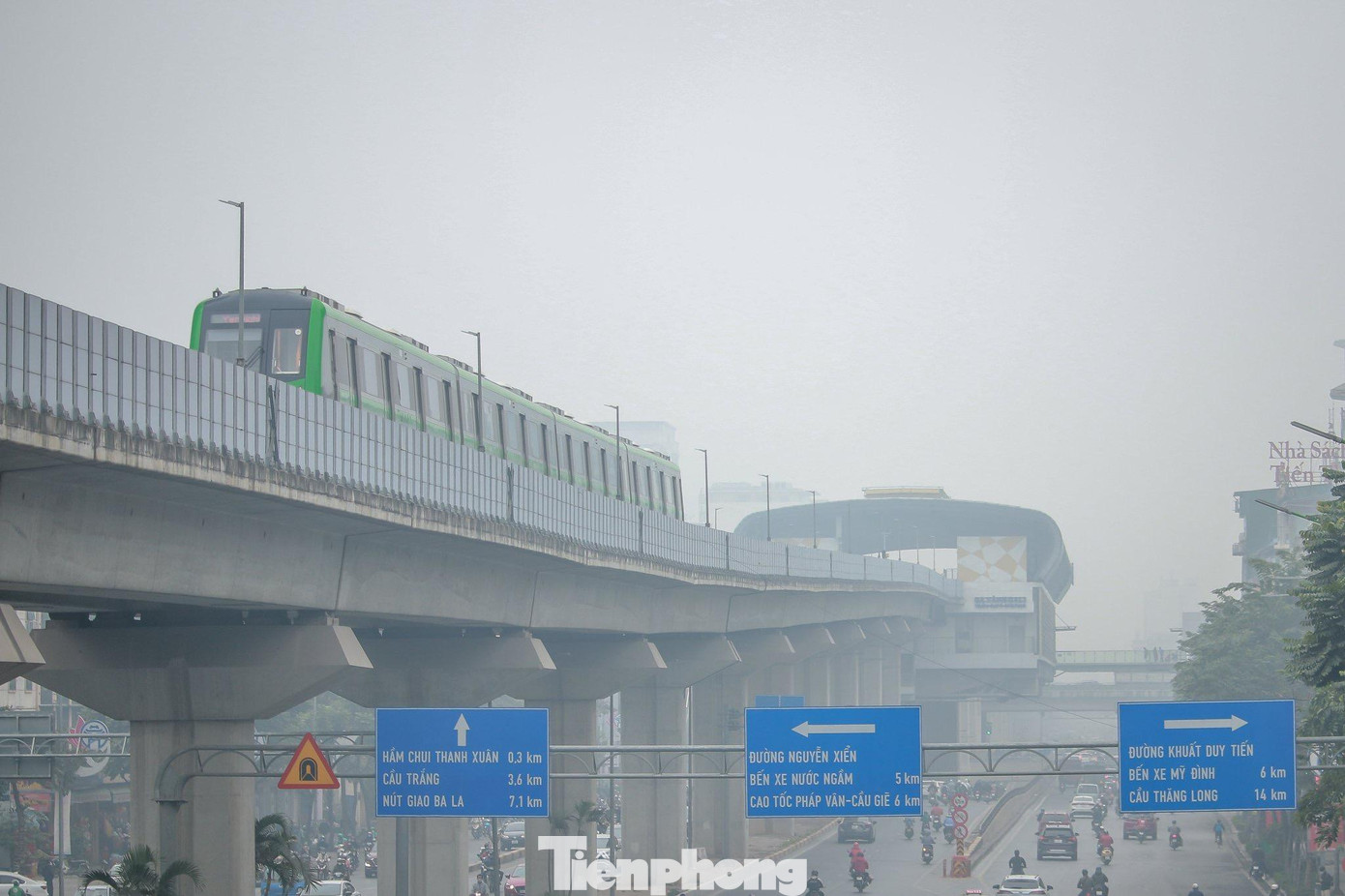 Theo khuyến cáo của các chuyên gia, người dân, nhất là nhóm người già, trẻ em, người đang mắc bệnh hô hấp mãn tính nên hạn chế ra ngoài vào thời điểm này. Nếu bắt buộc phải ra ngoài, mọi người cần trang bị mũ, áo, khẩu trang và kính để hạn chế tác hại của ô nhiễm không khí.