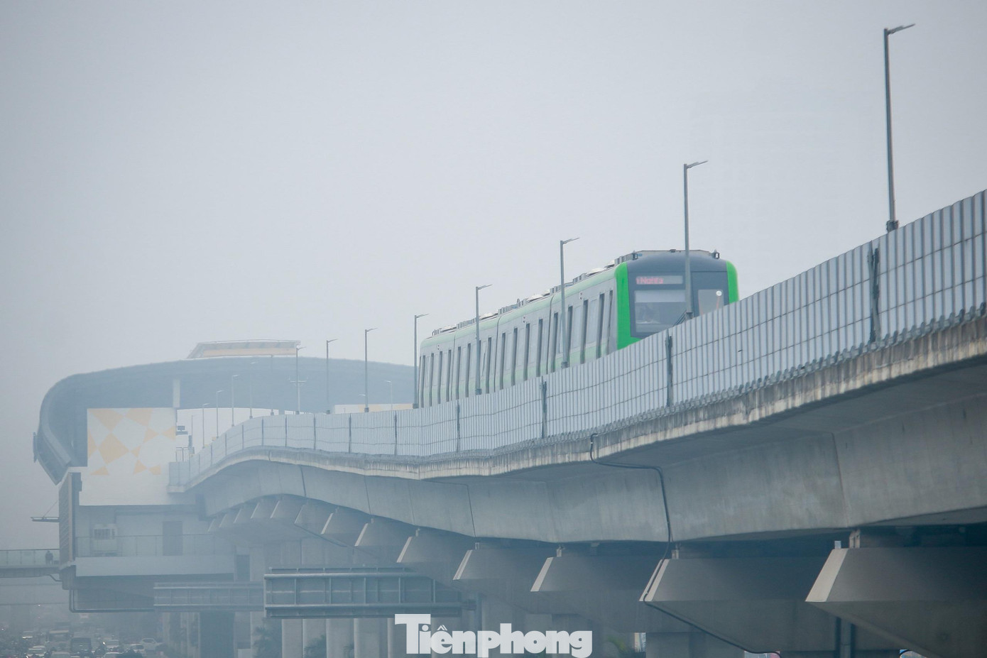 Một phần do thời tiết hanh khô cùng với hiện tượng nghịch nhiệt làm gia tăng nồng độ các chất ô nhiễm trong không khí. Giá trị của thông số bụi mịn PM2.5 thường cao hơn trong thời gian ban đêm và sáng sớm.