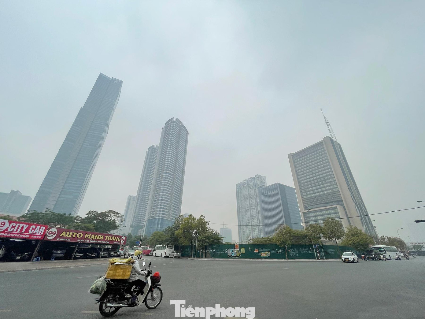 Tại tòa nhà Keang Nam - tòa nhà cao nhất Hà Nội, sương mù kèm khói bụi đã khiến cho tòa nhà bề thế này mờ ảo trong làn sương bao phủ.