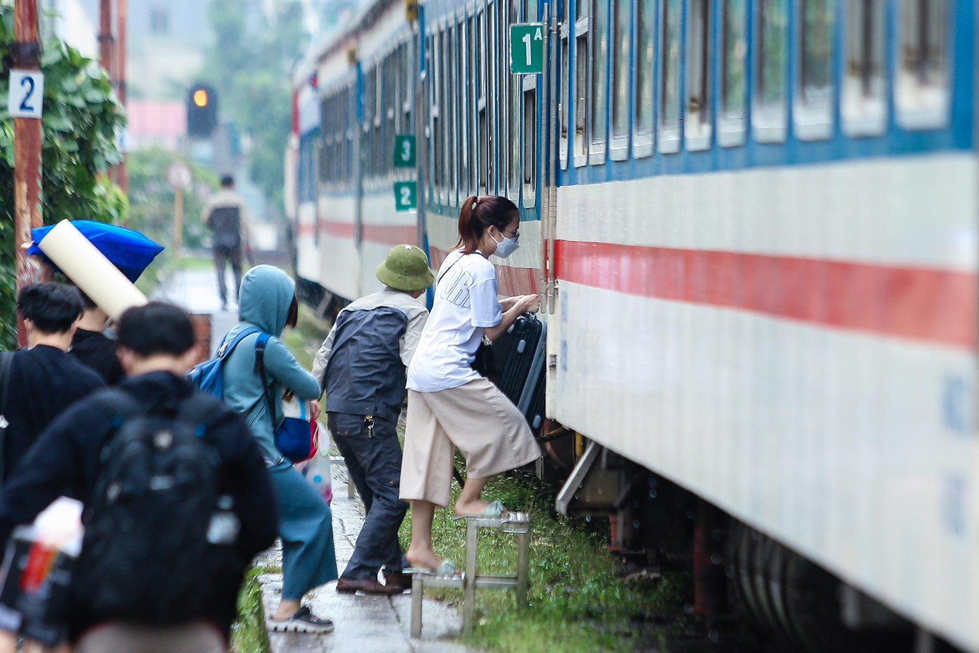 Hành khách trên các toa tàu được bố trí ngồi giãn cách. Ngành đường sắt cũng giới hạn số vé bán ra tương đương 50% số ghế ngồi.