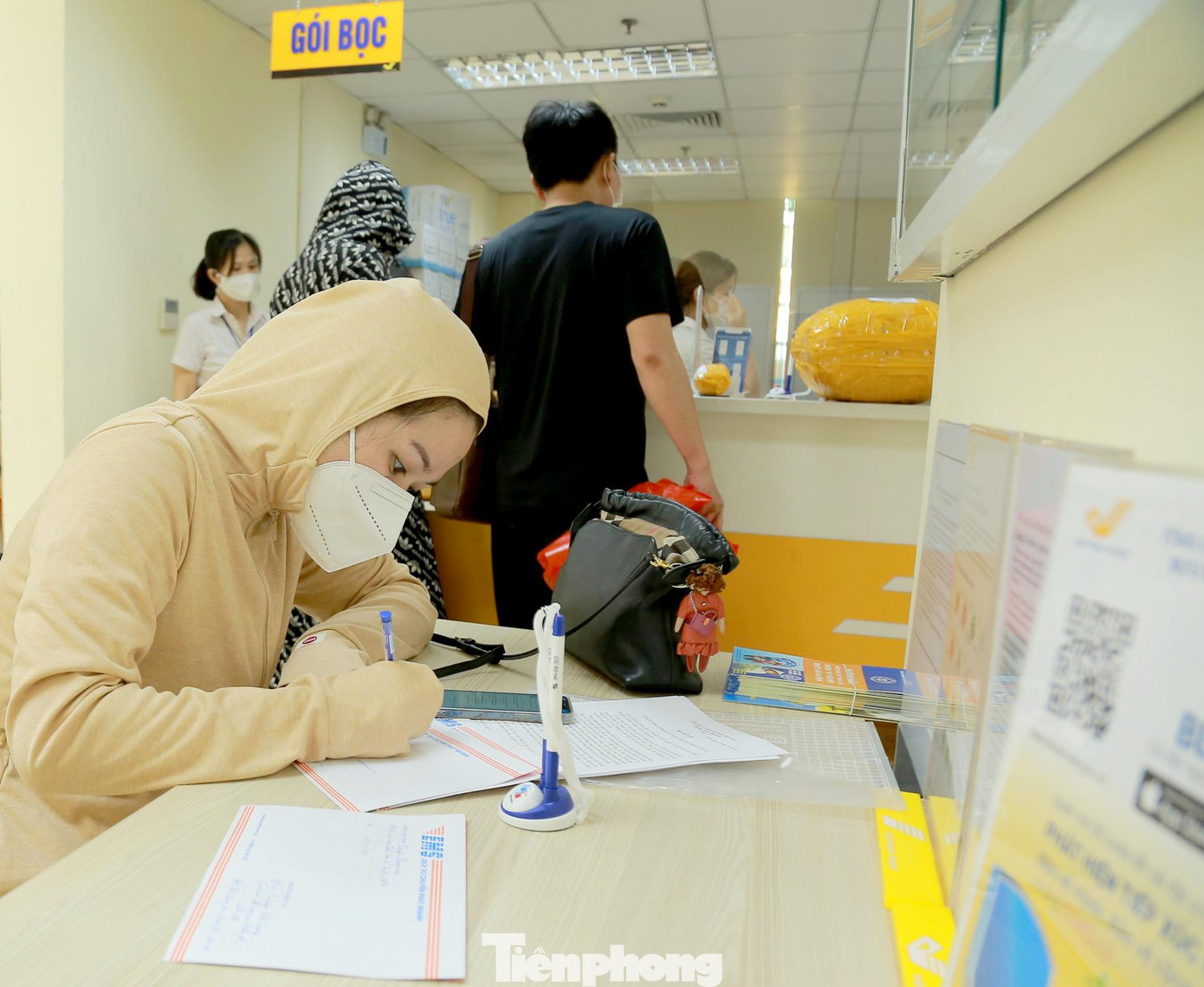 "Hàng hóa thiếu yếu vận chuyển tuy lâu hơn ngày thường trước thời điểm giãn cách, nhưng thời điểm này chậm một chút song vẫn lưu thông là tốt rồi", chị Chi ở quận Tây Hồ chia sẻ.