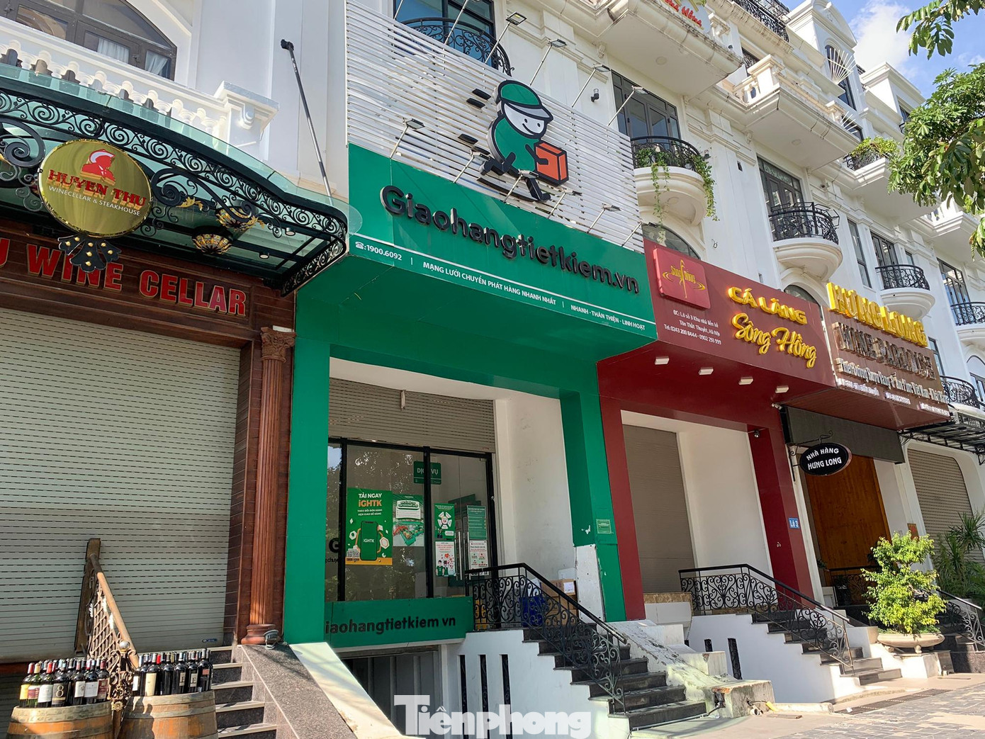 Dãy cửa hàng không thiết yếu đều đóng cửa.