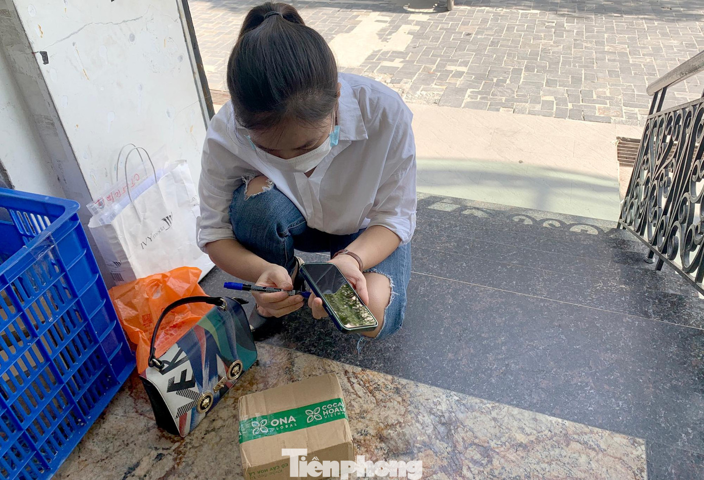 Các nhân viên kiểm tra kỹ thông tin của khách hàng trước khi bàn giao.