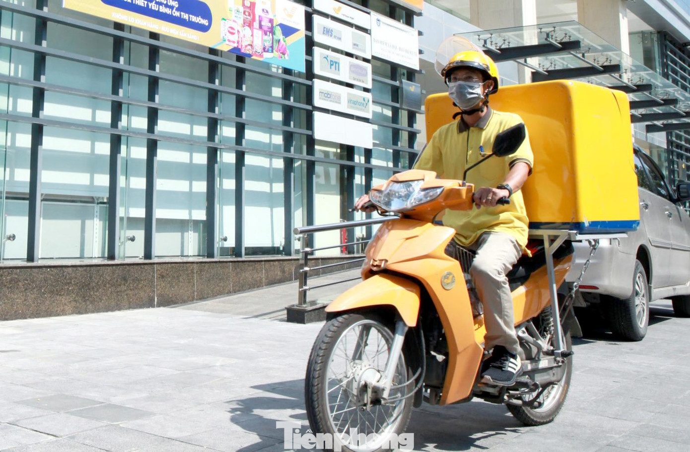 Những nhân viên giao hàng đảm bảo nghiêm công tác phòng dịch trước khi vận chuyển hàng hoá đến tận tay khách hàng.