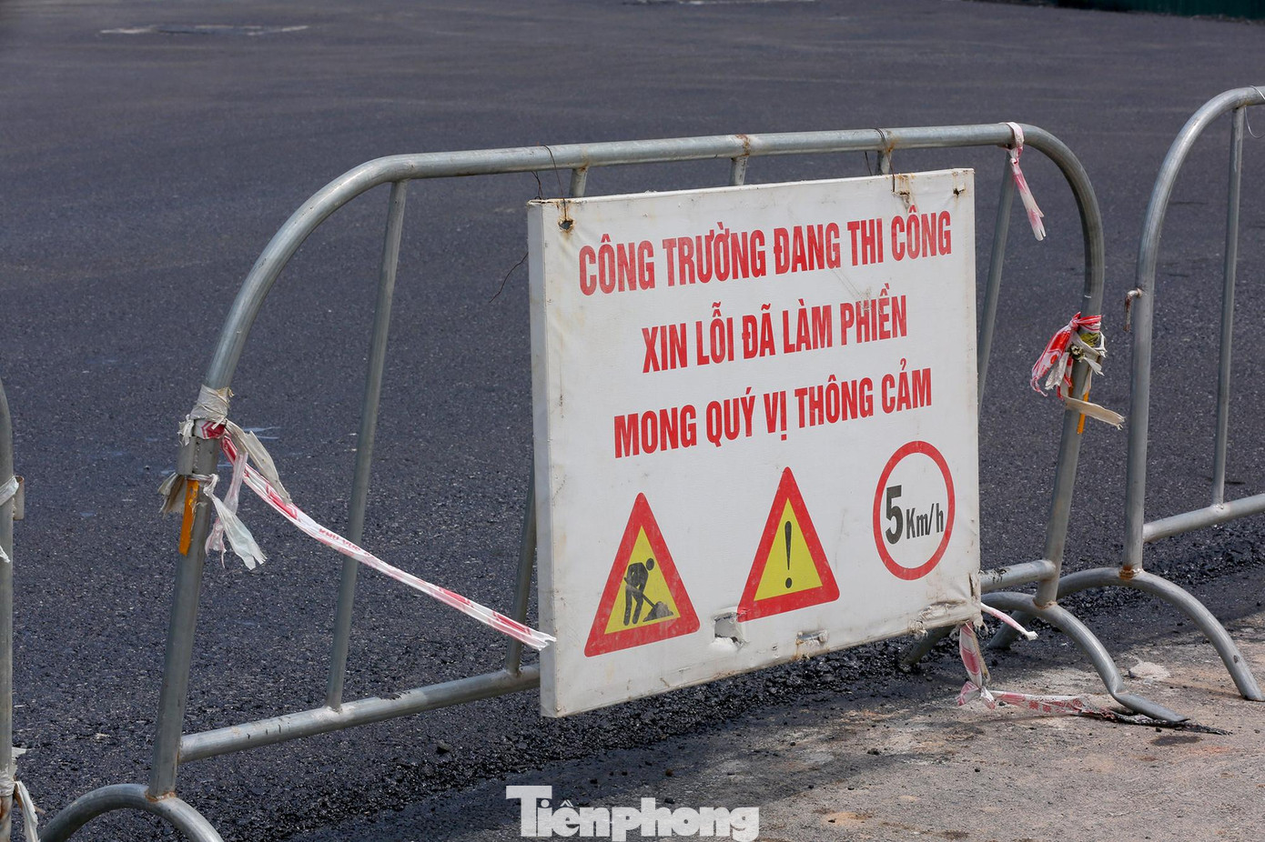 Đại diện nhà thầu Fecon cho biết: 'Hiện nay dự án đã hoàn thành trải thảm trái tuyến đường Tố Hữu - Lê Văn Lương, tiến hành xin cấp phép rào chắn giai đoạn 2D để thi công "cọc Jet" hầm kín dự kiến vào giữa tháng 10".