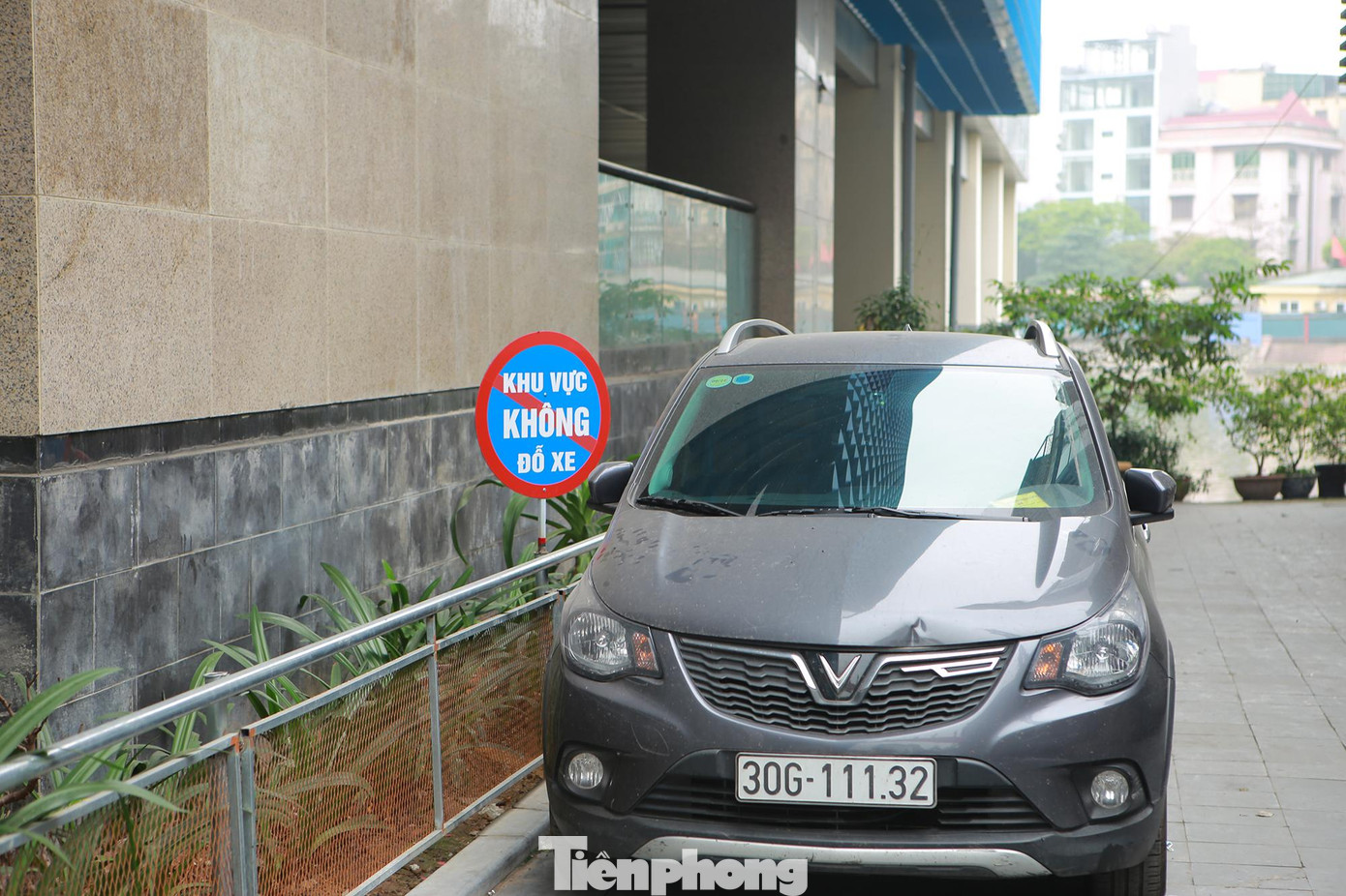 Một số nhà ga còn bất đắc dĩ biến thành điểm đỗ xe, một số xe còn ngang nhiên đỗ trước biển cấm đỗ xe ngay tại nhà ga Cát Linh.