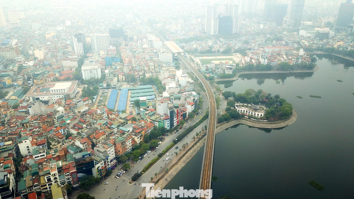 Dự án đường sắt đô thị Cát Linh - Hà Đông (Hà Nội) được khởi công ngày 10/10/2011 và dự tính sẽ được bàn giao cho Hà Nội vận hành thương mại vào tháng 5/2021 sau nhiều lần chậm tiến độ.