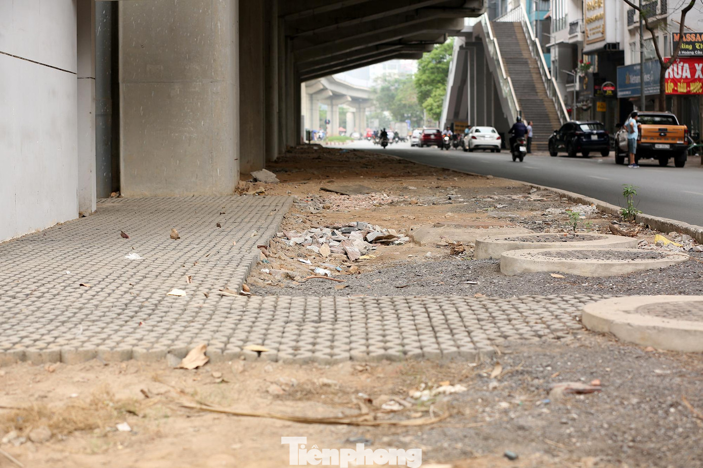 Gầm nhà ga, chỗ đã lát gạch, chỗ không, nham nhở ngổn ngang rất mất mỹ quan đô thị.