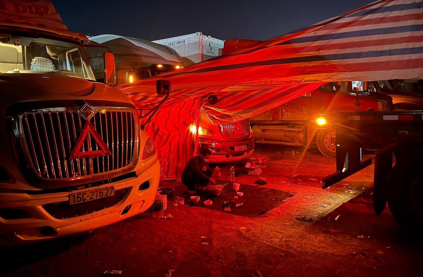 Nhiều tài xế phải căng thêm bạt để tránh mưa gió, sương lạnh lúc đêm khuya....