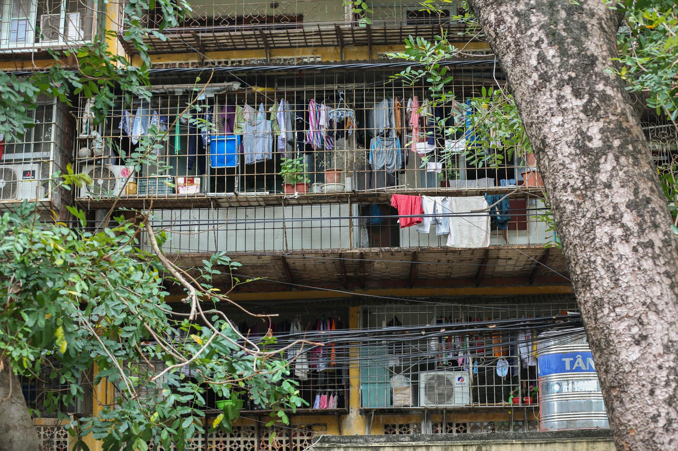 Các khu tập thể cũ với việc thiết kế các căn hộ không có ban công nên khi gặp sự cố, người dân chỉ có thể chạy ra cửa chính hướng tới cầu thang chung của chung cư, bởi những chuồng cọp bất đắc dĩ như thế này đã vô tình bịt kín lỗi thoái hiểm.