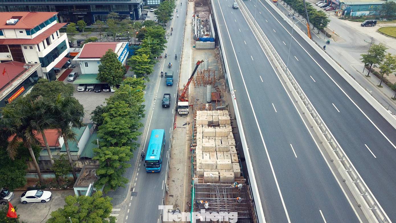 Trong thời gian đóng cầu cạn đoạn Mai Dịch - cầu Thăng Long, các phương tiện di chuyển trên đường Phạm Văn Đồng mở rộng. Tuyến đường này có 12 làn xe, 6 làn mỗi bên.