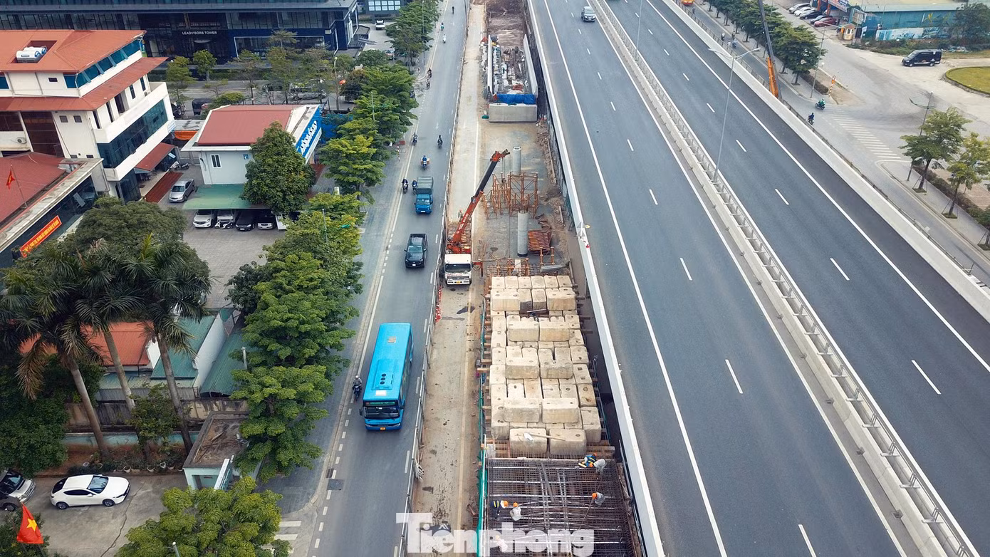 Trong thời gian đóng cầu cạn đoạn Mai Dịch - cầu Thăng Long, các phương tiện di chuyển trên đường Phạm Văn Đồng mở rộng. Tuyến đường này có 12 làn xe, 6 làn mỗi bên. Trong thời gian đóng cầu cạn đoạn Mai Dịch - cầu Thăng Long, các phương tiện di chuyển trên đường Phạm Văn Đồng mở rộng. Tuyến đường này có 12 làn xe, 6 làn mỗi bên.