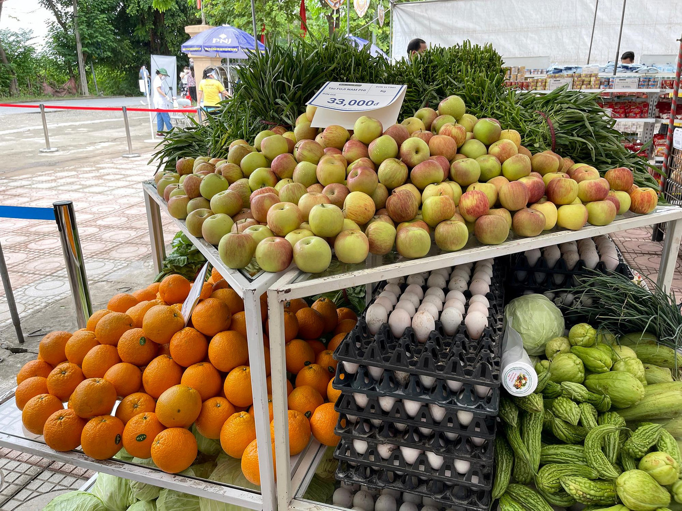 Siêu thị có hơn 60 mặt hàng được xếp ngay ngắn trên kệ từ thực phẩm khô, đến các thực phẩm tươi, gia vị, rau củ quả...