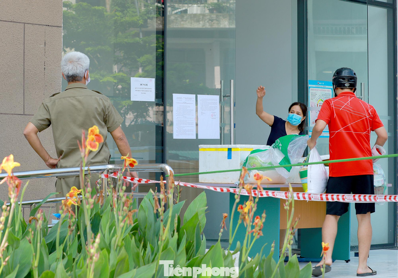 Quyết định phong toả tạm thời khu chung cư của quận Hoàng Mai nêu rõ: "Nhằm ngăn chặn sự lây lan của dịch bệnh COVID-19 và đảm bảo an toàn cho công tác phòng, chống dịch, bảo vệ sức khoẻ cho cư dân của toà nhà, tạo điều kiện thuận lợi triển khai các biện pháp y tế trong công tác phòng chống dịch bệnh".