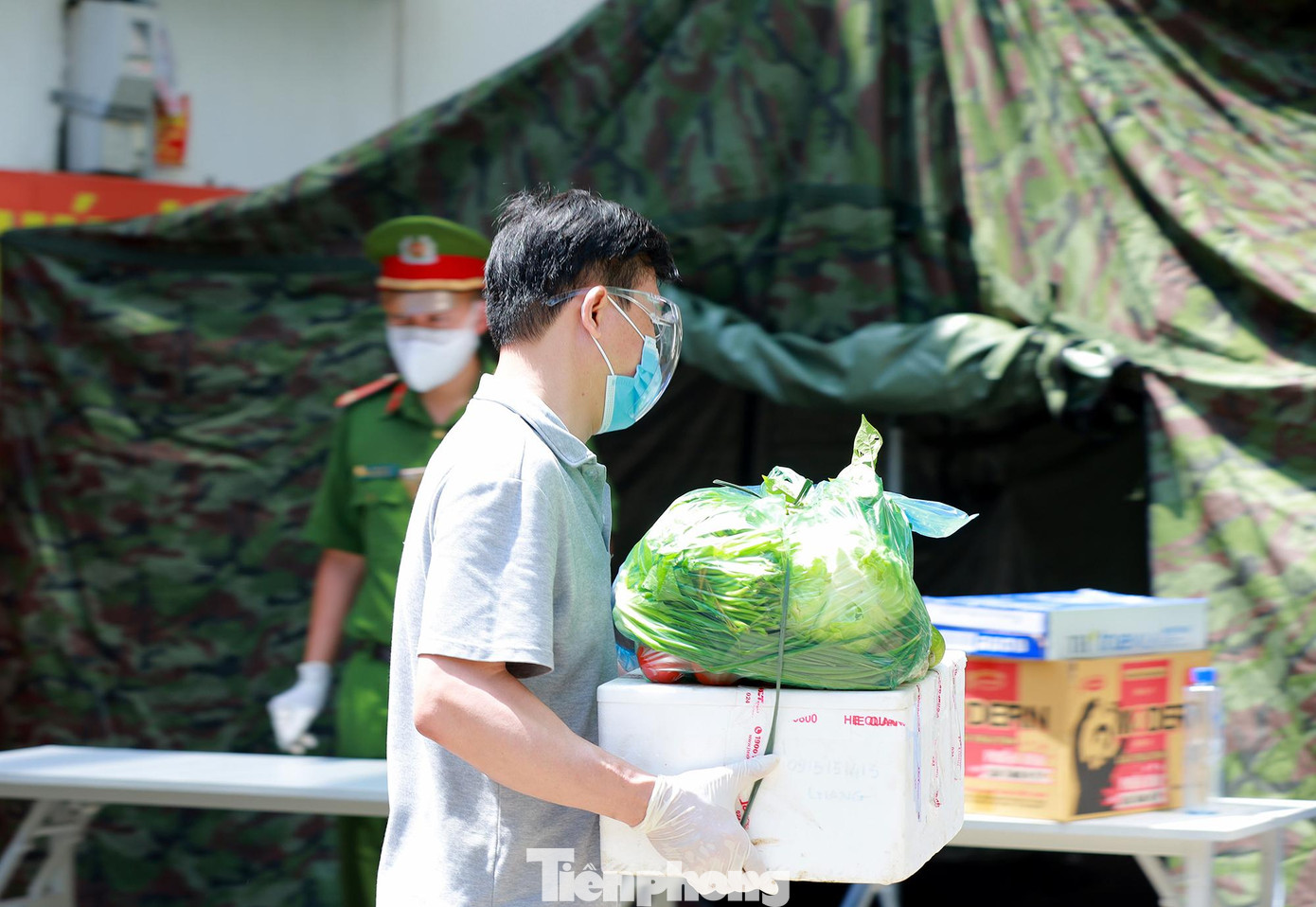Người thân liên tục tiếp tế đồ cho cư dân tại khu chung cư trong sáng nay 26/05.