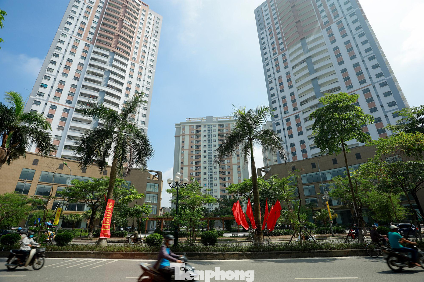 Khu chung cư K35 Tân Mai cũng được lực lượng chức năng tiến hành phong toả tạm thời vào tối qua 25/05/2021.